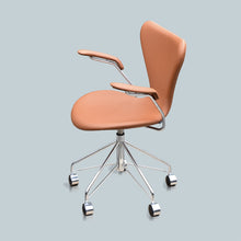 Charger l'image dans la galerie, Fritz Hansen Bürostuhl Serie 7 by Arne Jacobsen, mit Armlehnen
