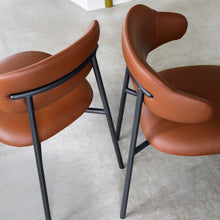 Load the image into the gallery viewer, Artifort Aloa Stuhl, gepolstert - Design Khodi Feiz, 2021