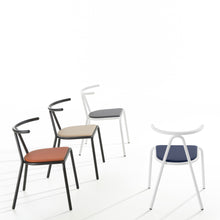 Load the image into the gallery viewer, B-Line TORO Stuhl, gepolstert - der sanfte Stier im Esszimmer