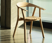 Load the image into the gallery viewer, Prostoria Rhomb Stuhl – Designstuhl aus Massivholz mit Armlehnen
