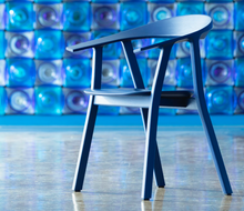 Load the image into the gallery viewer, Prostoria Rhomb Stuhl – Designstuhl aus Massivholz mit Armlehnen