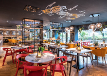 Load the image into the gallery viewer, Prostoria Rhomb Stuhl – Designstuhl aus Massivholz mit Armlehnen