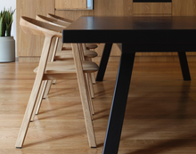 Load the image into the gallery viewer, Prostoria Rhomb Stuhl – Designstuhl aus Massivholz mit Armlehnen