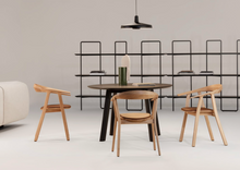 Load the image into the gallery viewer, Prostoria Rhomb Stuhl – Designstuhl aus Massivholz mit Armlehnen