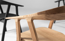 Load the image into the gallery viewer, Prostoria Rhomb Stuhl – Designstuhl aus Massivholz mit Armlehnen