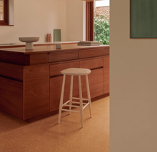 Load the image into the gallery viewer, L.Ercolani Barhocker im Windsor Stil - Modell Utility Bar Stool