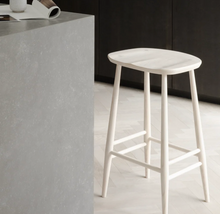 Load the image into the gallery viewer, L.Ercolani Barhocker im Windsor Stil - Modell Utility Bar Stool