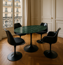 Lade das Bild in den Galerie-Viewer, Knoll Saarinen Esstisch, oval 198 x 121 cm Arabescato Marmor / Weiss