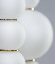 Load the image into the gallery viewer, Formagenda Pearls Suspension - 34 cm, Pendelleuchte mit Glaskugeln