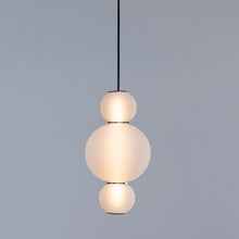 Load the image into the gallery viewer, Formagenda Pearls Suspension - 34 cm, Pendelleuchte mit Glaskugeln