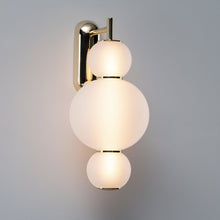 Load the image into the gallery viewer, Formagenda Pearls Wall, Wandleuchte mit Glaskugeln