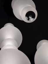 Load the image into the gallery viewer, Formagenda Pearls Double Suspension - 67 cm, Pendelleuchte mit Glaskugeln