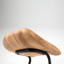 Charger l'image dans la galerie, Prostoria Barhocker Strain, filigranes Metallgestell & ergonomischer Holzsitz