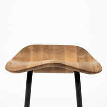 Charger l'image dans la galerie, Prostoria Barhocker Strain, filigranes Metallgestell & ergonomischer Holzsitz