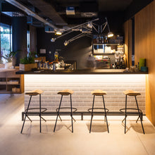 Charger l'image dans la galerie, Prostoria Barhocker Strain, filigranes Metallgestell & ergonomischer Holzsitz