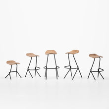 Charger l'image dans la galerie, Prostoria Barhocker Strain, filigranes Metallgestell & ergonomischer Holzsitz