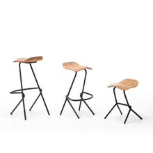Charger l'image dans la galerie, Prostoria Barhocker Strain, filigranes Metallgestell & ergonomischer Holzsitz