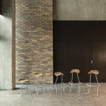 Charger l'image dans la galerie, Prostoria Barhocker Strain, filigranes Metallgestell & ergonomischer Holzsitz