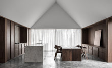 Load the image into the gallery viewer, Prostoria Rhomb Stuhl – Designstuhl aus Massivholz mit Armlehnen