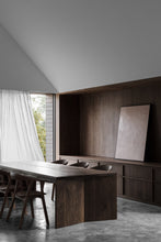 Load the image into the gallery viewer, Prostoria Rhomb Stuhl – Designstuhl aus Massivholz mit Armlehnen