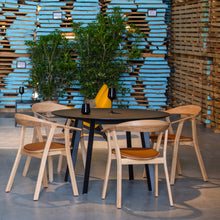 Load the image into the gallery viewer, Prostoria Rhomb Stuhl – Designstuhl aus Massivholz mit Armlehnen