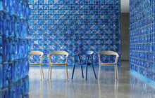 Load the image into the gallery viewer, Prostoria Rhomb Stuhl – Designstuhl aus Massivholz mit Armlehnen