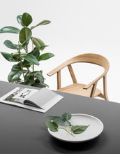 Load the image into the gallery viewer, Prostoria Rhomb Stuhl – Designstuhl aus Massivholz mit Armlehnen