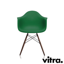 Lade das Bild in den Galerie-Viewer, Vitra Eames Plastic Armchair RE - DAW, Untergestell Ahorn, dunkel & weitere Farben