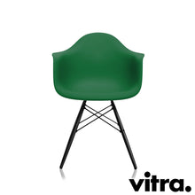Lade das Bild in den Galerie-Viewer, Vitra Eames Plastic Armchair RE DAW, Untergestell Ahorn, schwarz & weitere Farben