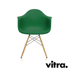 Load the image into the gallery viewer, Vitra Eames Plastic Armchair RE - DAW, Untergestell Esche, honigfarben & weitere Farben