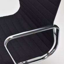 Carica l'immagine nel visualizzatore di Gallery, vitra Eames EA108 Aluminium Chair - drehbarer Bürostuhl mit Armlehnen