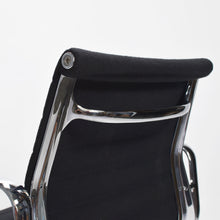 Carica l'immagine nel visualizzatore di Gallery, vitra Eames EA108 Aluminium Chair - drehbarer Bürostuhl mit Armlehnen