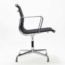 Carica l'immagine nel visualizzatore di Gallery, vitra Eames EA108 Aluminium Chair - drehbarer Bürostuhl mit Armlehnen