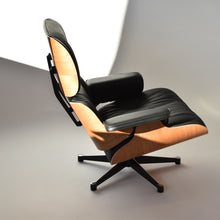 Lade das Bild in den Galerie-Viewer, Vitra Lounge Chair & Ottoman - Amerikanischer Kirschbaum / Leder Premium F Nero (XL / Neue Maße)