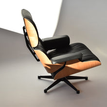 Load the image into the gallery viewer, Vitra Eames Lounge Chair & Ottoman, poliert / Seiten schwarz, Amerikanischer Kirschbaum, Leder Premium F Nero (Klassische Maße)