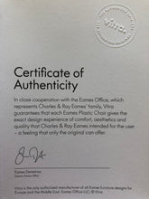 Carica l'immagine nel visualizzatore di Gallery, Vitra Eames Plastic Side Chair DSW, Untergestell Ahorn, dunkel & weitere Farben