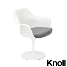 Charger l'image dans la galerie, Knoll Saarinen Tulip Armlehnstuhl, weiss, drehbar mit Sitzkissen Hallingdal