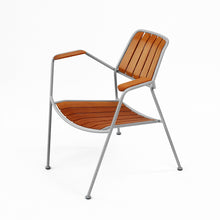 Charger l'image dans la galerie, Prostoria Osmo Outdoor Sessel, Lärche mit Armlehnen (Auslaufmodell)