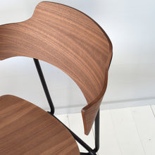Charger l'image dans la galerie, Prostoria Strain Stuhl mit Armlehnen