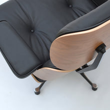 Load the image into the gallery viewer, Vitra Lounge Chair (neue Maße) Amerikanischer Kirschbaum / Leder Nero