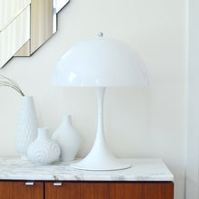 Carica l'immagine nel visualizzatore di Gallery, Louis Poulsen Panthella Tischleuchte E27, weiss