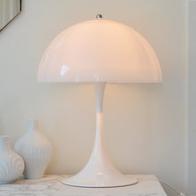 Carica l'immagine nel visualizzatore di Gallery, Louis Poulsen Panthella Tischleuchte E27, weiss