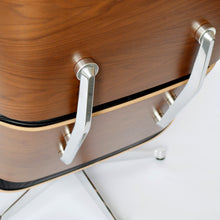 Afbeelding in Gallery-weergave laden, Vitra Lounge Chair & Ottoman (XL / Neue Maße) - Nussbaum schwarz pigmentiert, Leder Premium F Nero, poliert