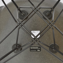 Lade das Bild in den Galerie-Viewer, vitra Eames Fiberglass Side Chair DSR, Untergestell schwarz & weitere Farben