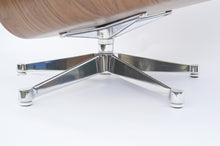 Carica l'immagine nel visualizzatore di Gallery, Vitra Eames Lounge Chair & Ottoman, poliert, Nussbaum weiss pigmentiert, Leder Premium F Snow (Klassische Maße)