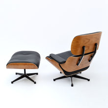 Load the image into the gallery viewer, Vitra Eames Lounge Chair & Ottoman, poliert / Seiten schwarz, Amerikanischer Kirschbaum, Leder Premium F Nero (Klassische Maße)