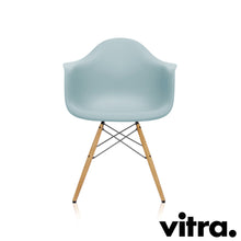 Load the image into the gallery viewer, Vitra Eames Plastic Armchair RE - DAW, Untergestell Esche, honigfarben & weitere Farben