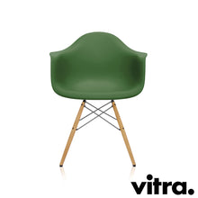 Load the image into the gallery viewer, Vitra Eames Plastic Armchair RE - DAW, Untergestell Esche, honigfarben & weitere Farben
