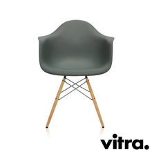 Load the image into the gallery viewer, Vitra Eames Plastic Armchair RE - DAW, Untergestell Esche, honigfarben & weitere Farben
