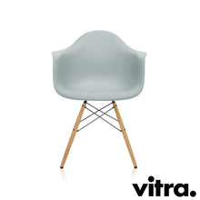 Load the image into the gallery viewer, Vitra Eames Plastic Armchair RE - DAW, Untergestell Esche, honigfarben & weitere Farben